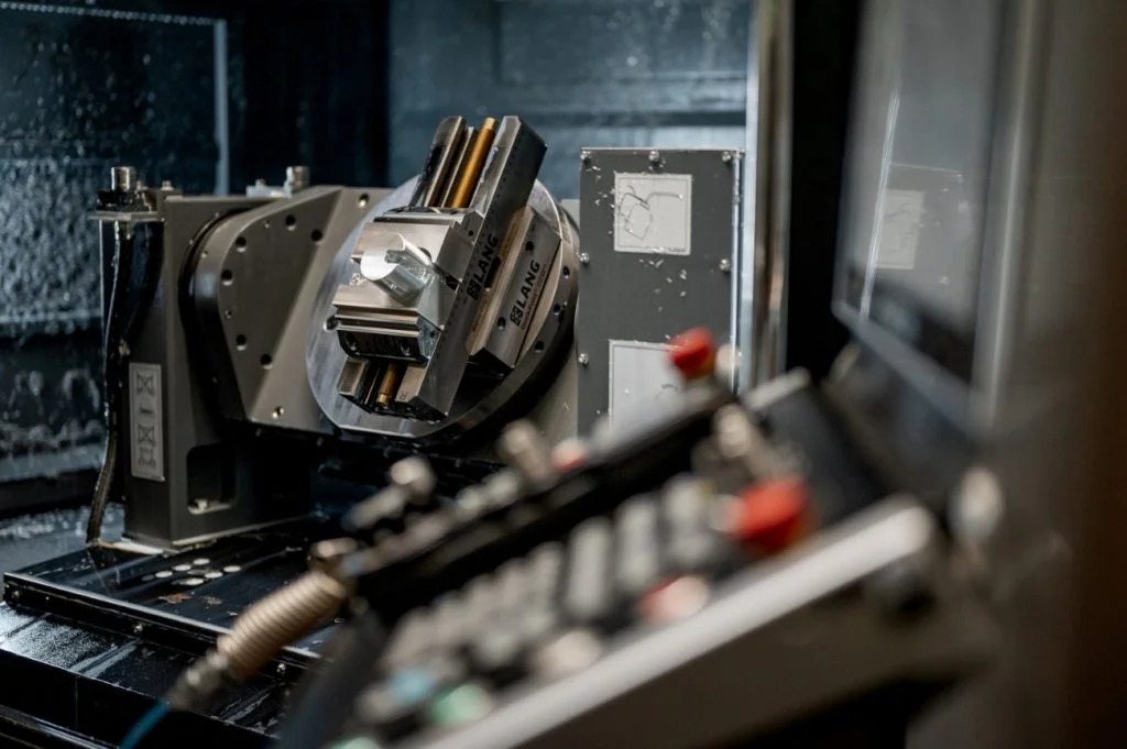 CNC v provozu.